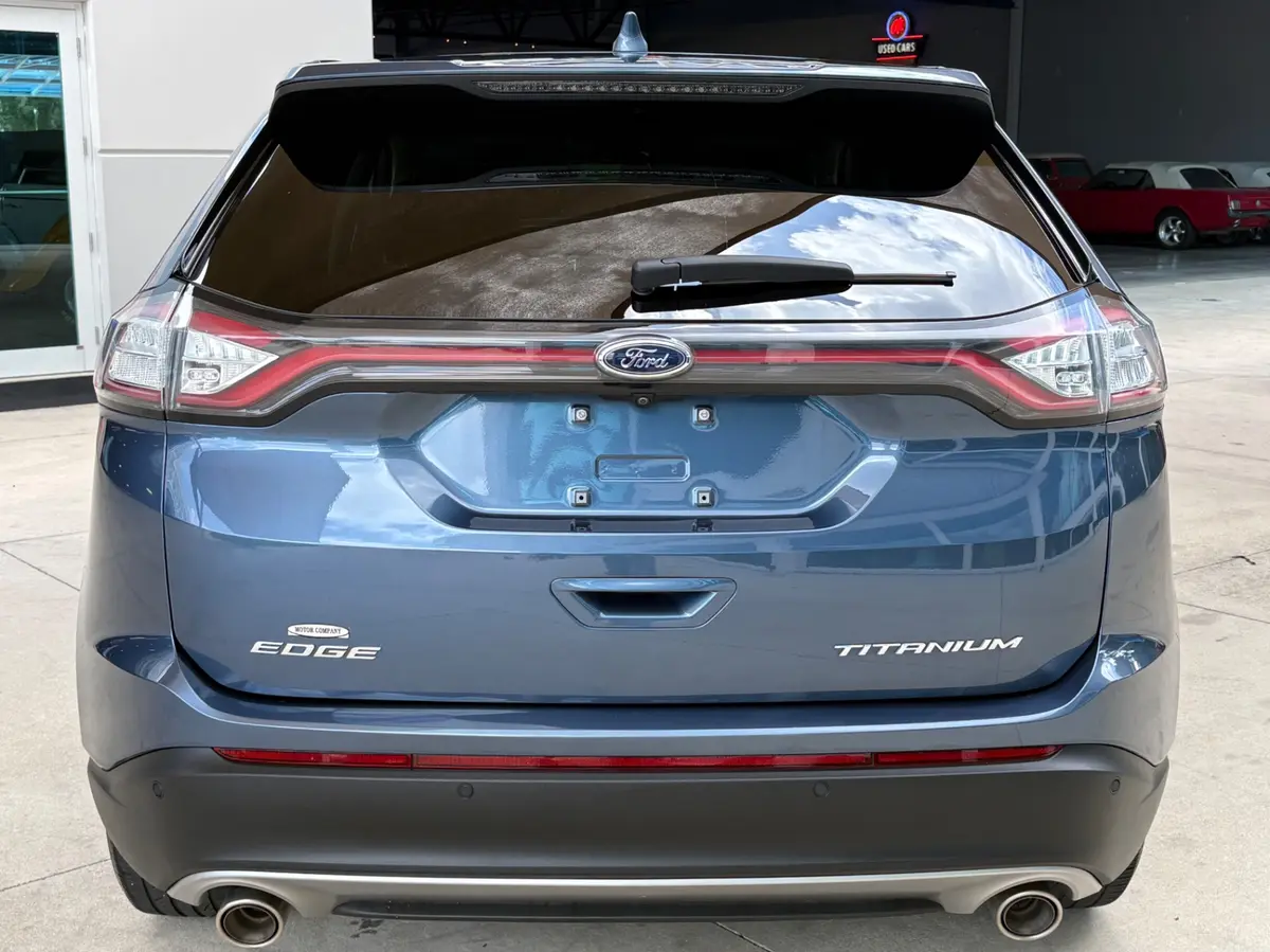 Vehicle photo 7