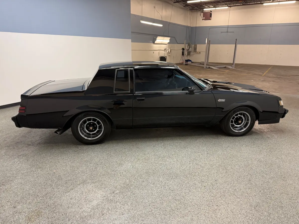 Vehicle photo 7