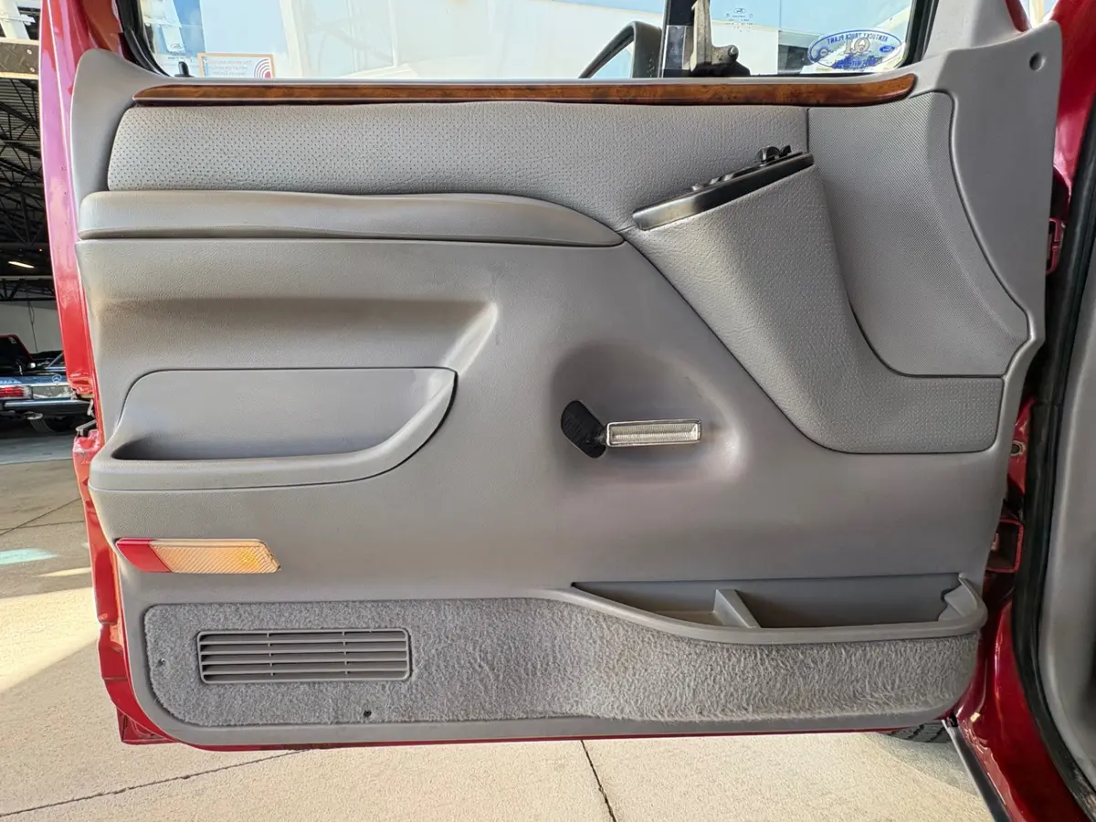 Vehicle photo 30