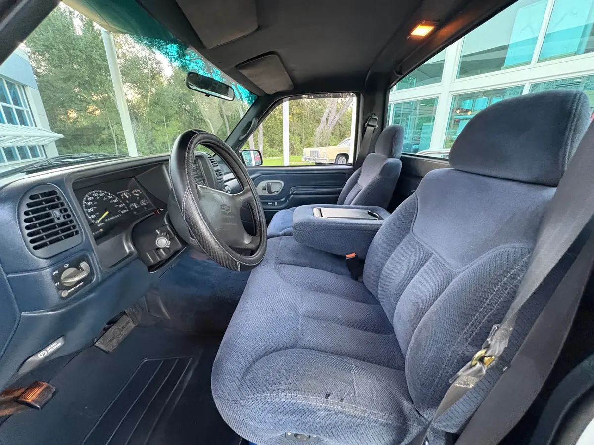 Vehicle photo 33