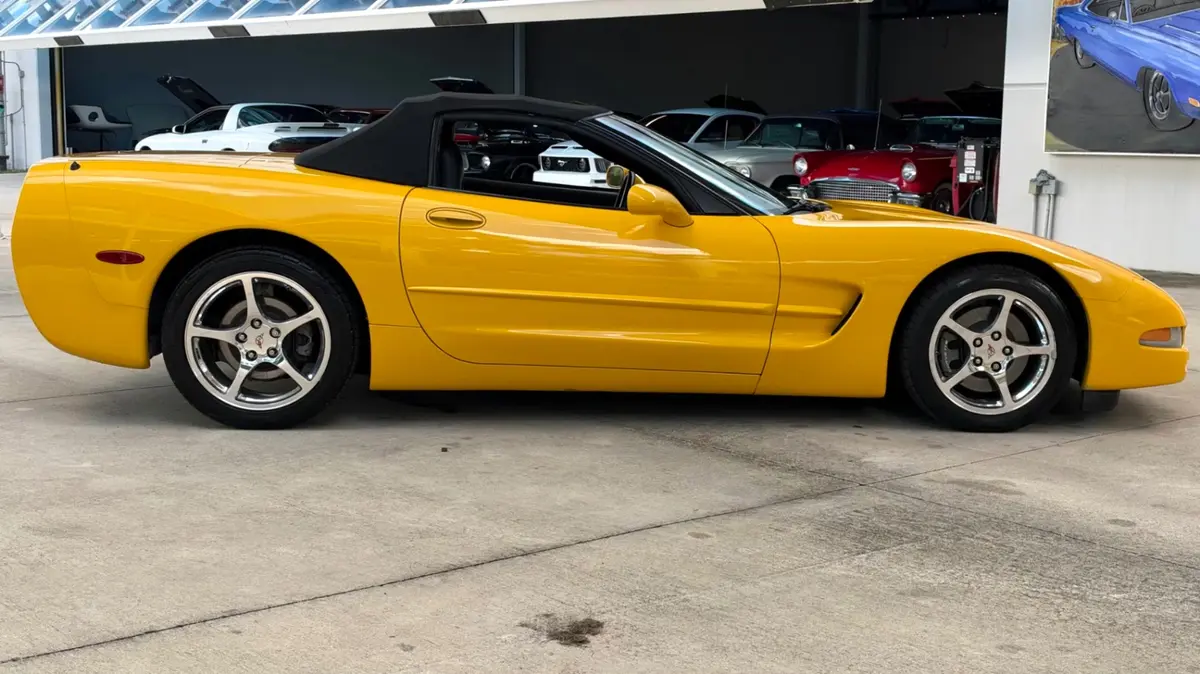 Vehicle photo 21