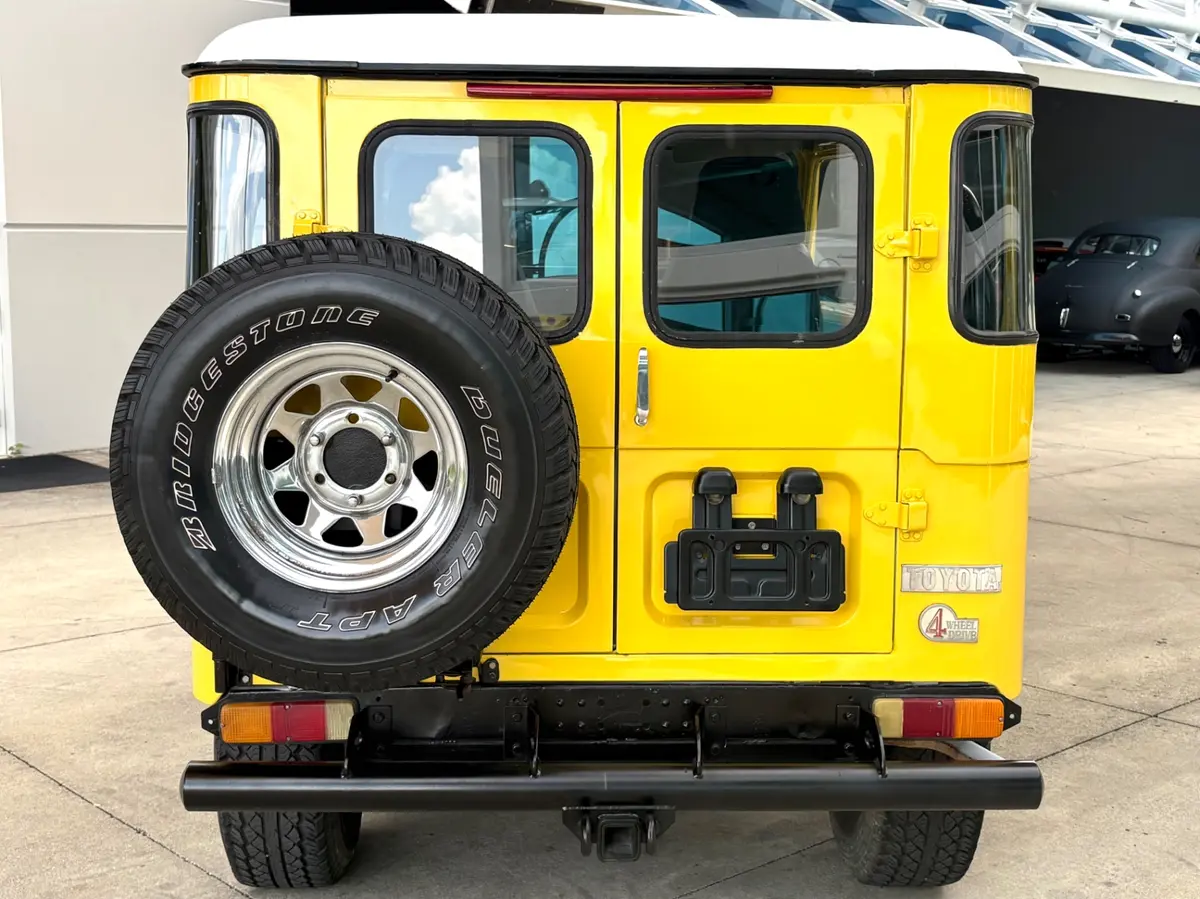 Vehicle photo 7