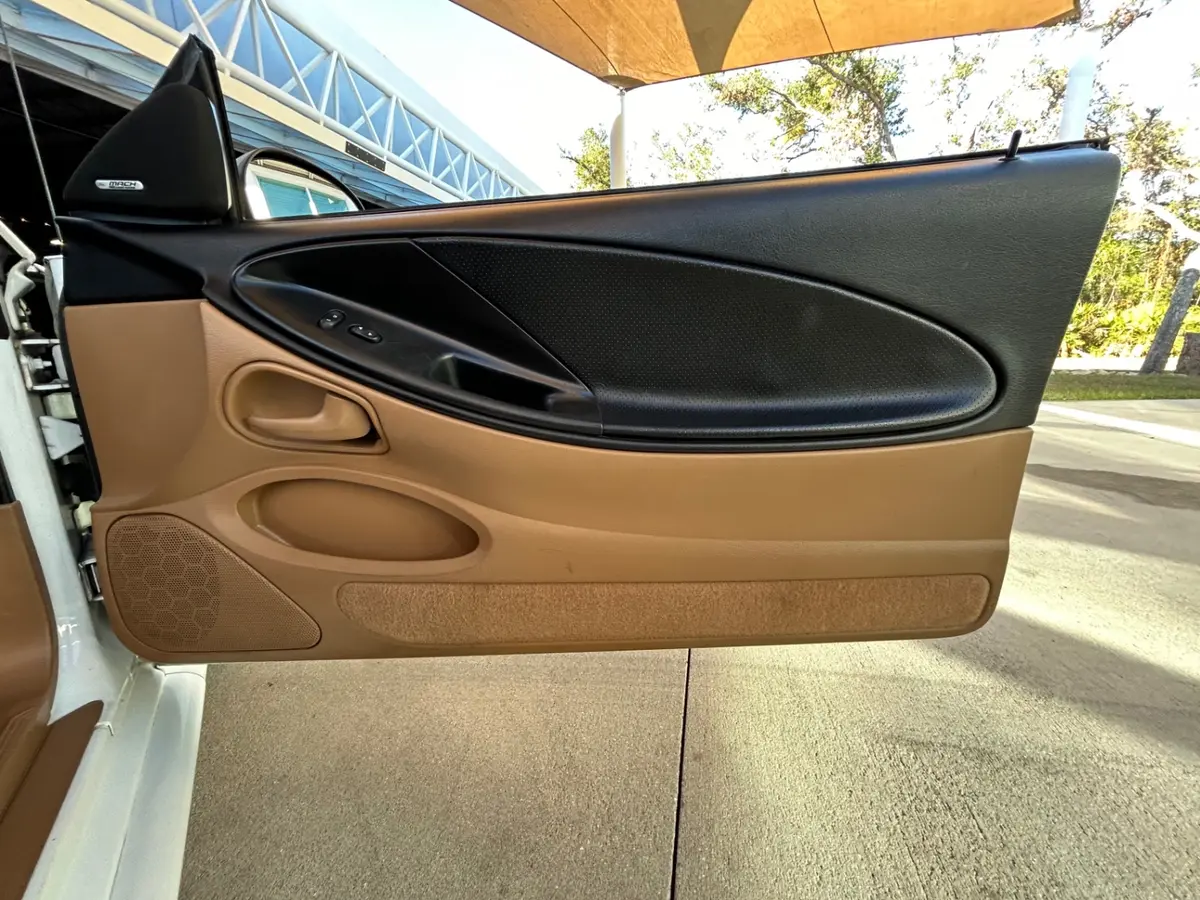 Vehicle photo 25