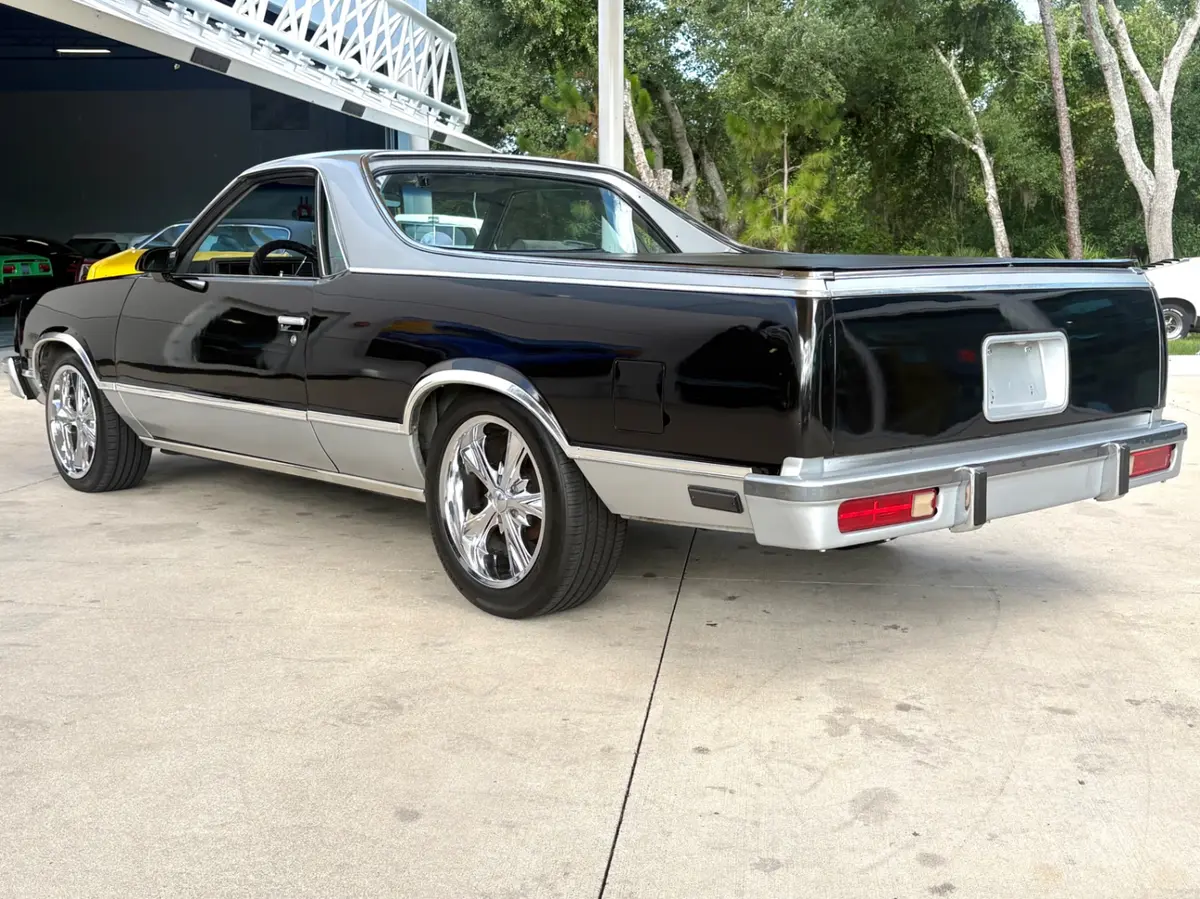 Vehicle photo 9