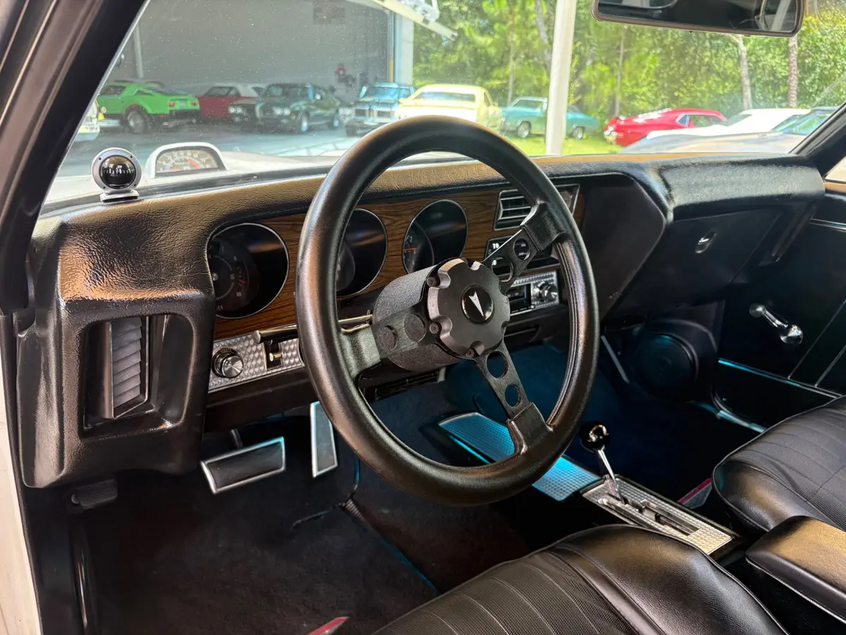 Vehicle photo 35
