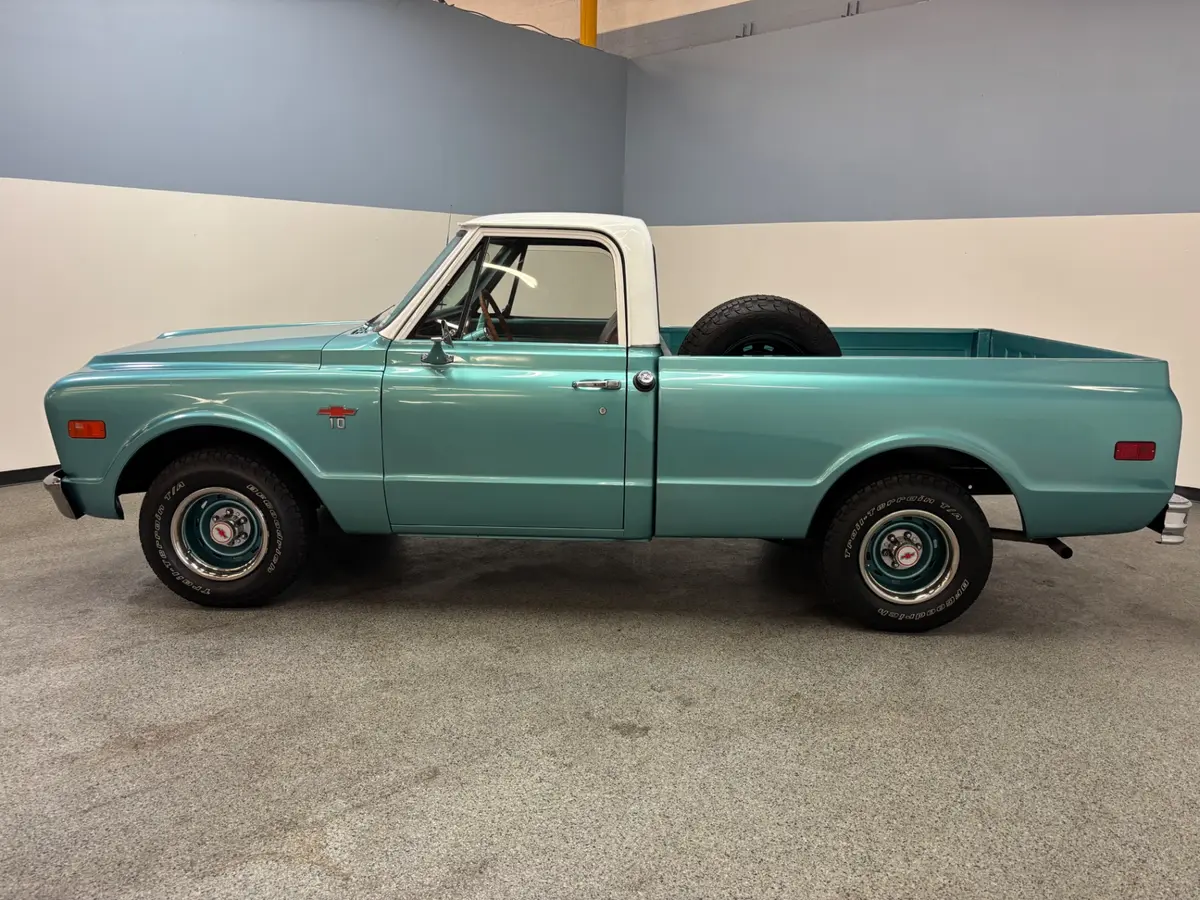 Vehicle photo 4