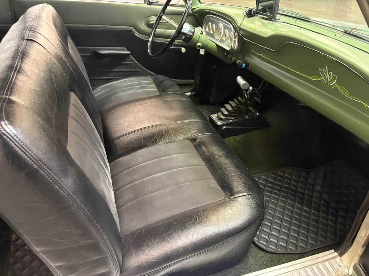 Vehicle photo 23