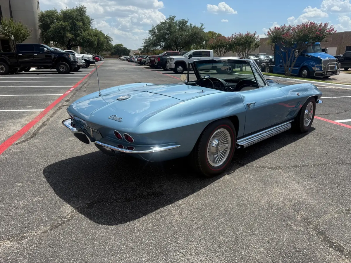 Vehicle photo 8