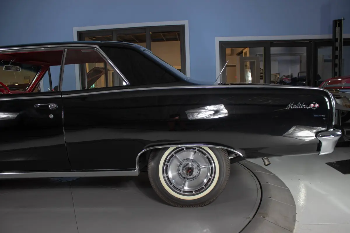 Vehicle photo 12