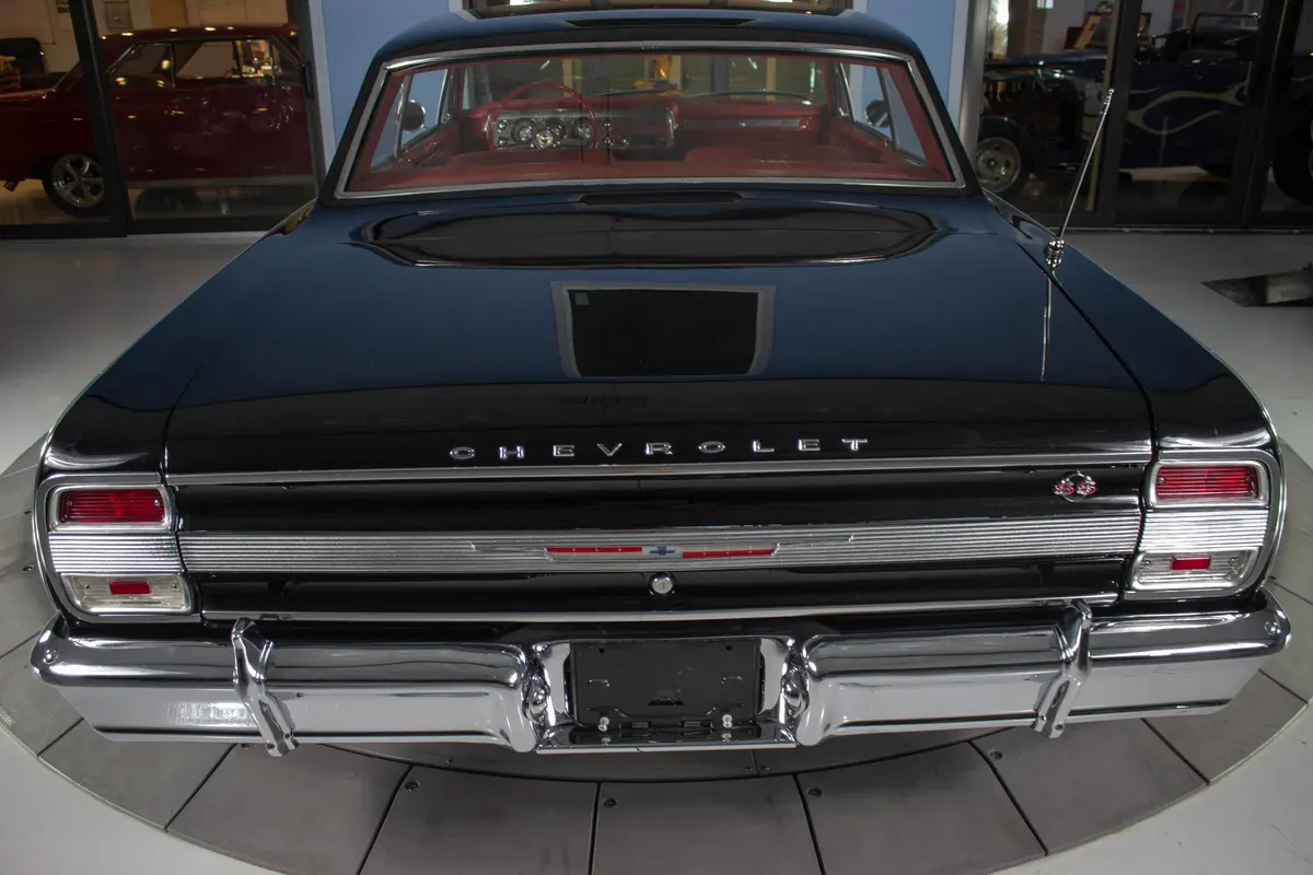 Vehicle photo 13