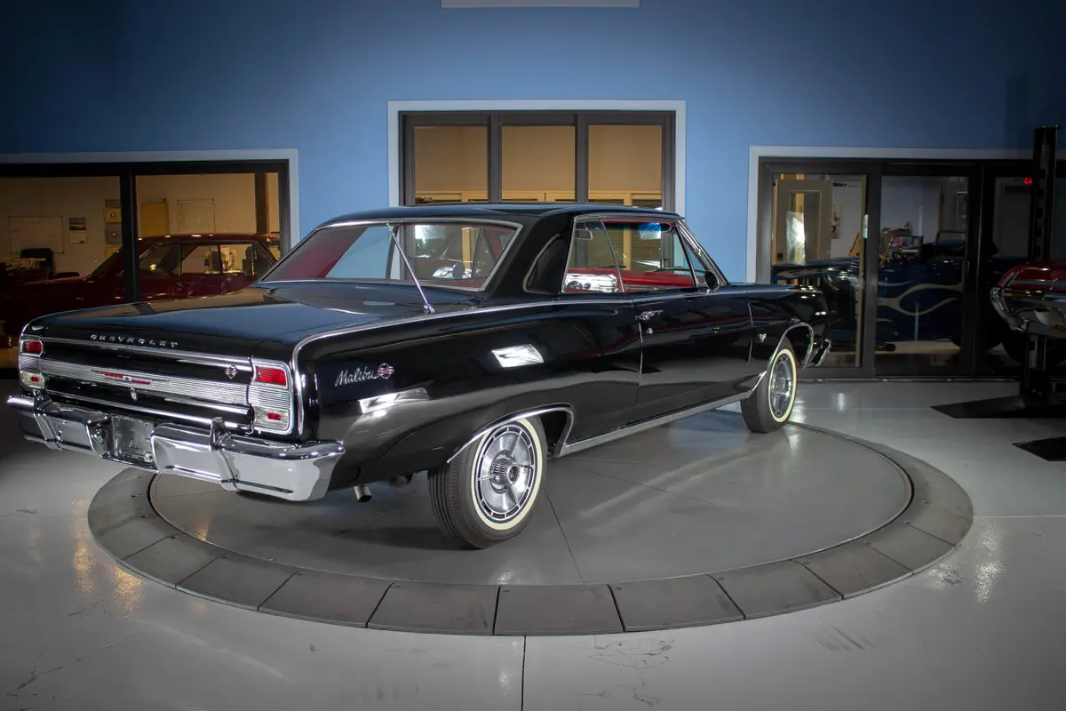 Vehicle photo 6