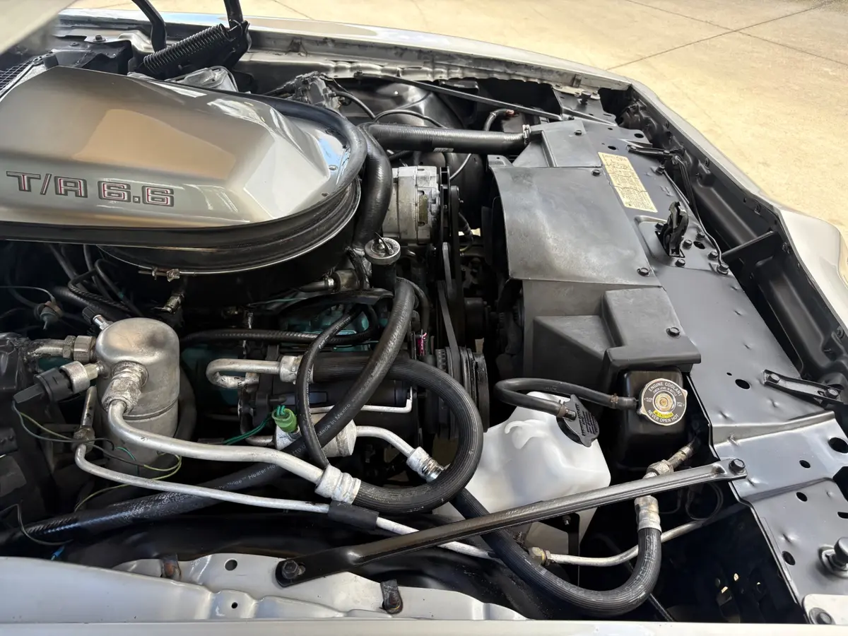 Vehicle photo 28