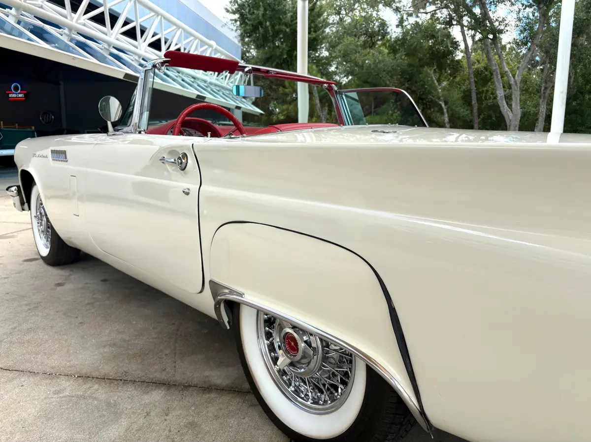 Vehicle photo 14