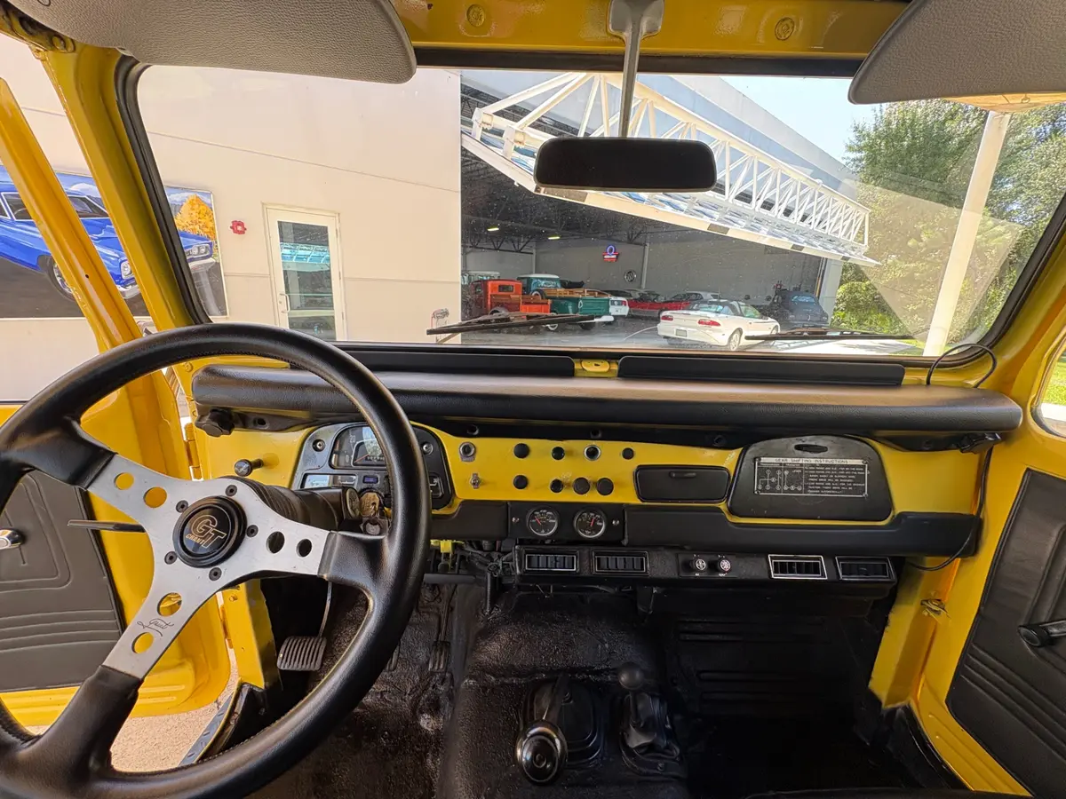 Vehicle photo 35