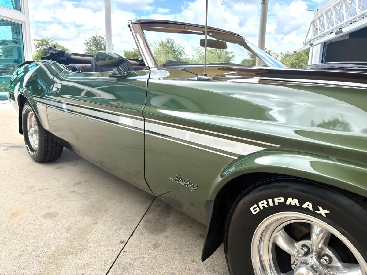 Vehicle photo 18