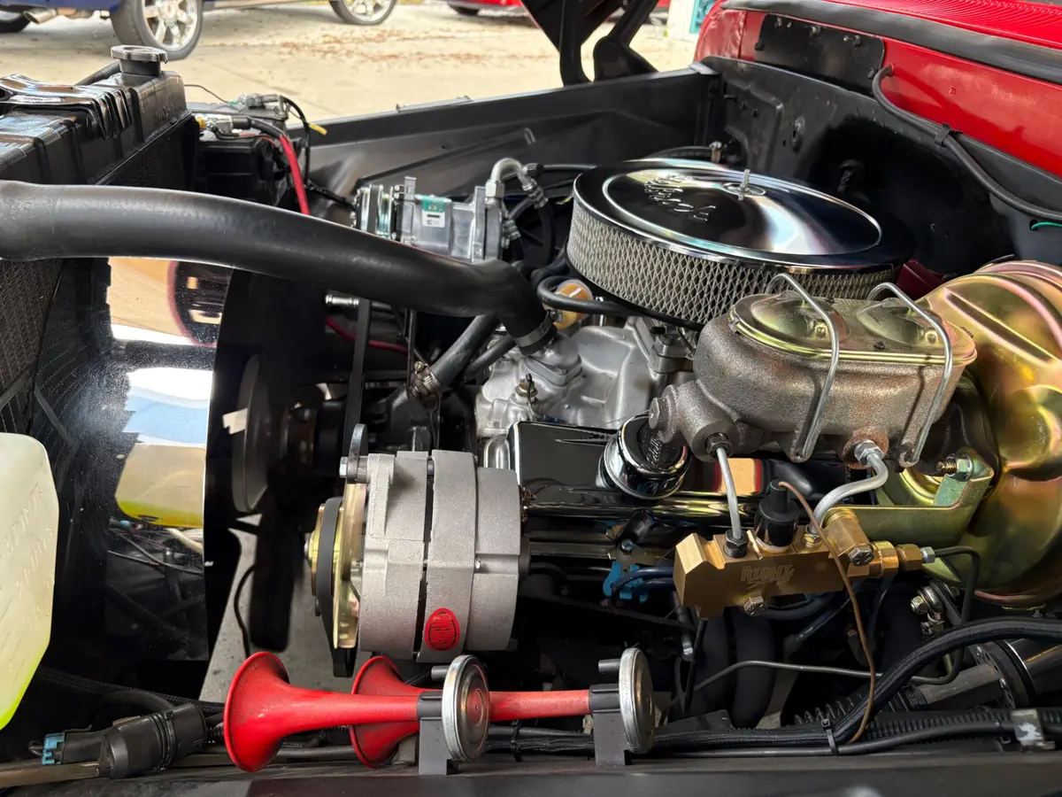 Vehicle photo 30