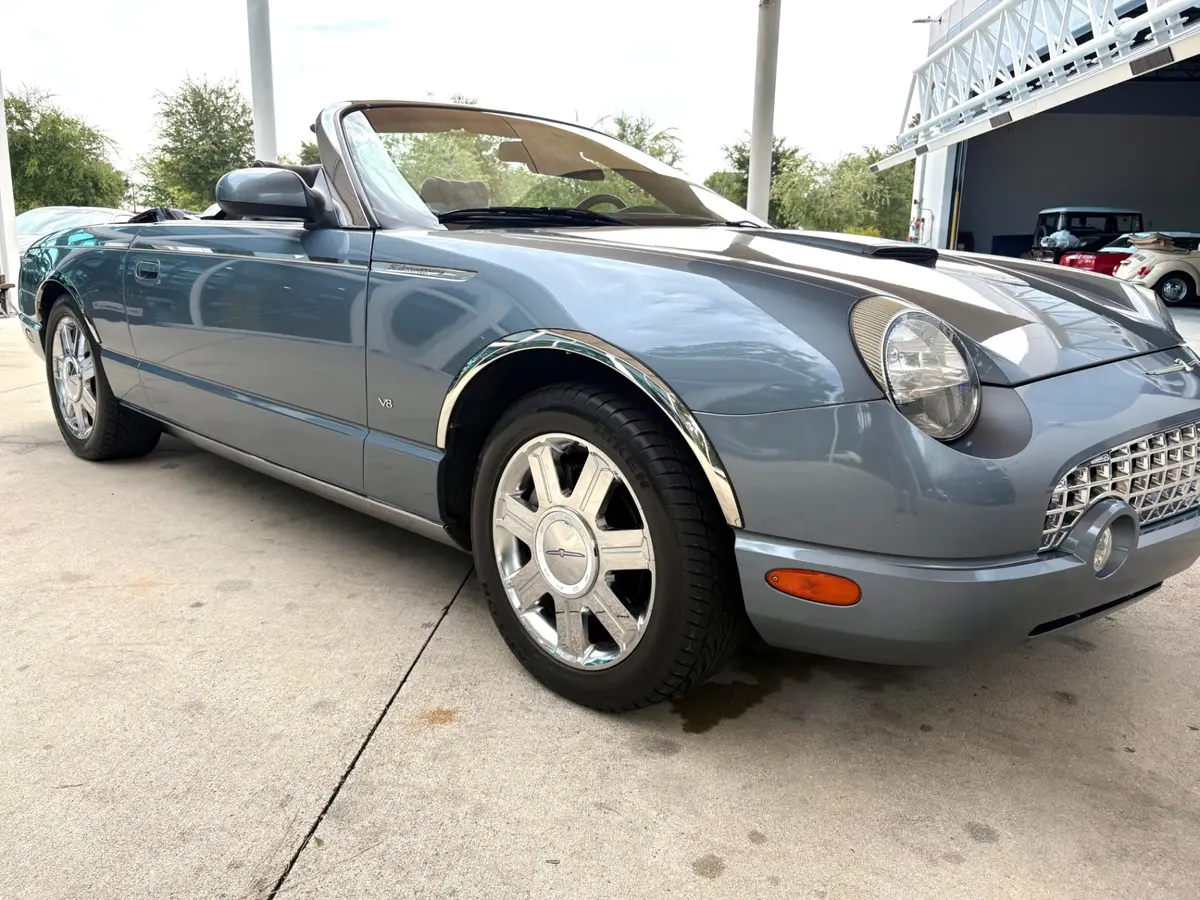 Vehicle photo 19