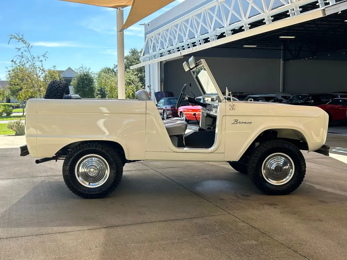 Vehicle photo 4