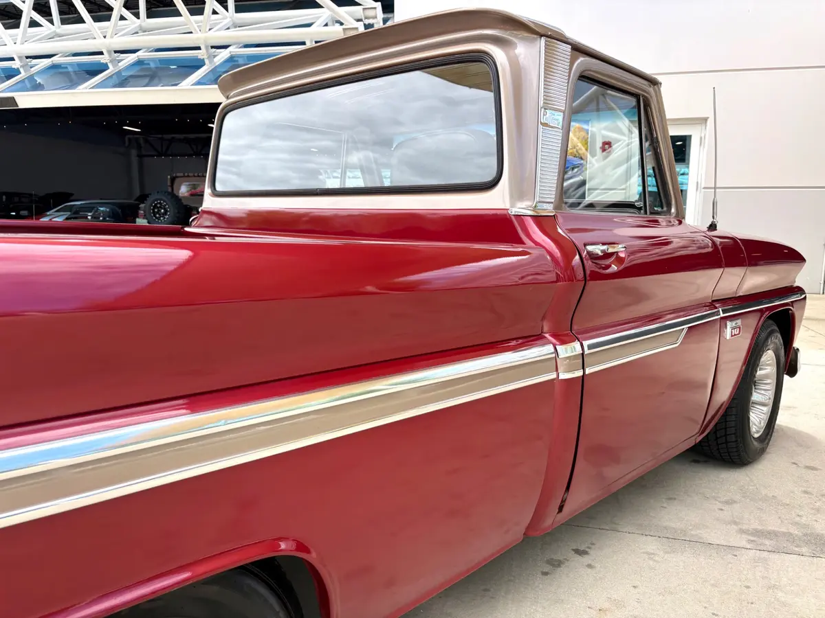 Vehicle photo 17