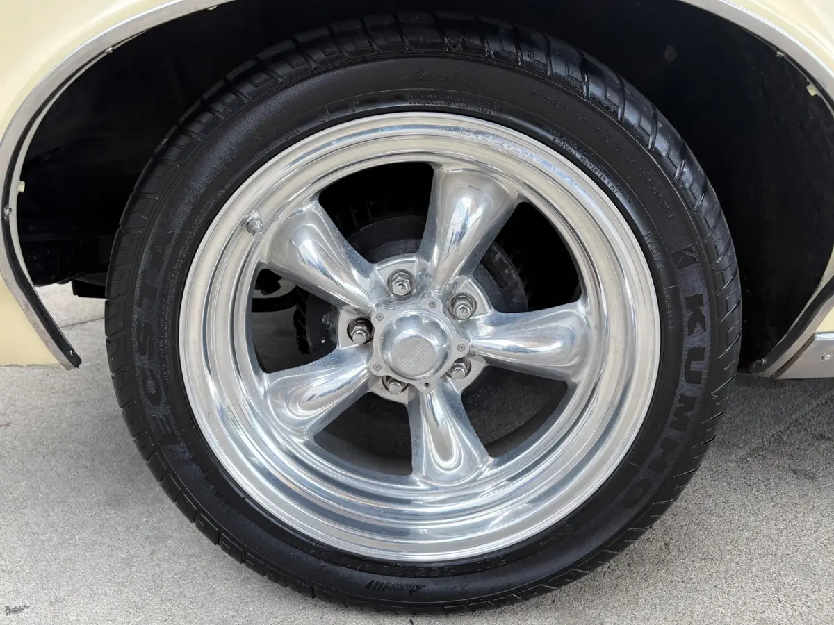 Vehicle photo 25