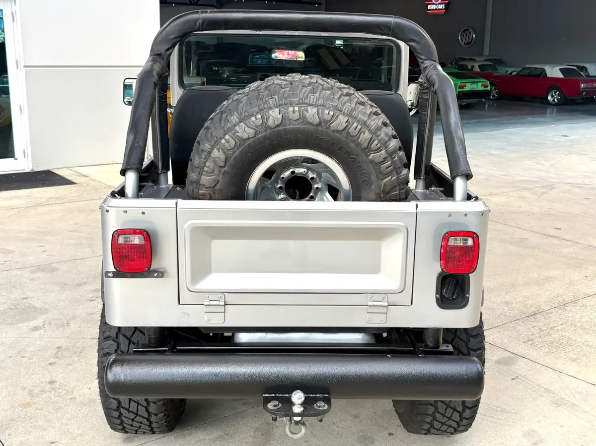 Vehicle photo 8
