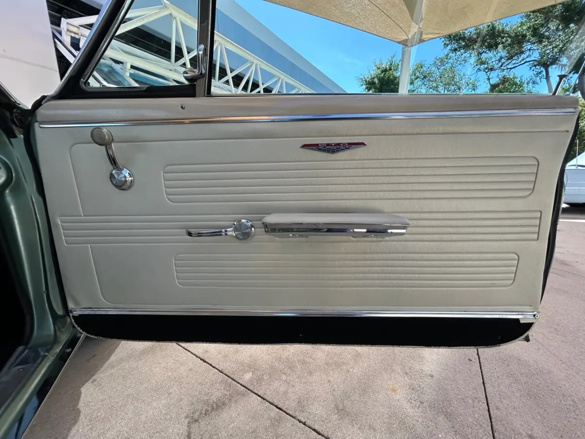 Vehicle photo 33