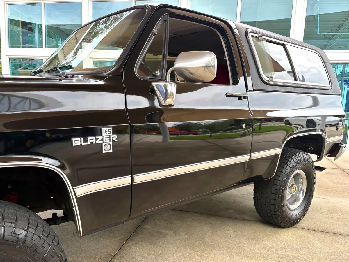 Vehicle photo 13