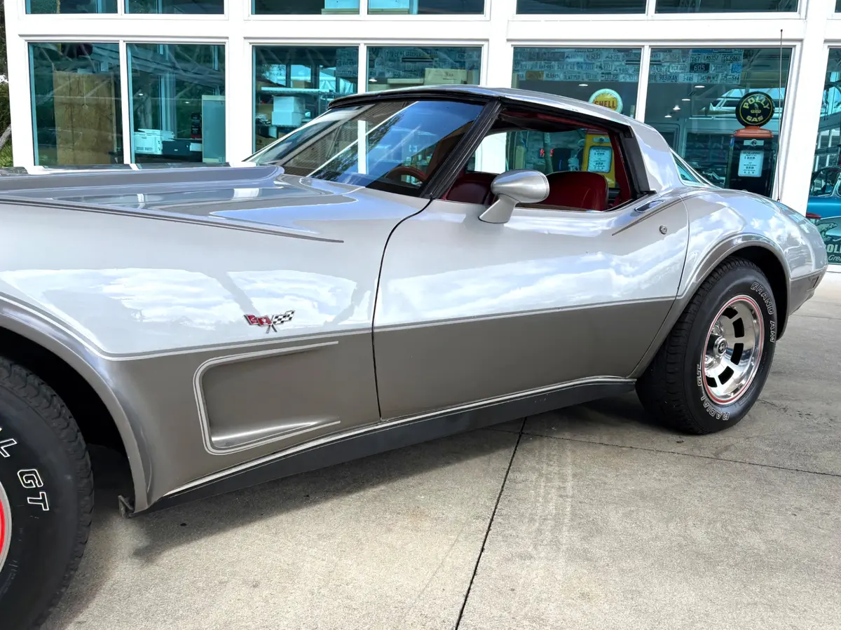 Vehicle photo 13