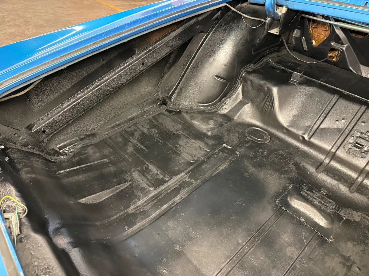 Vehicle photo 28