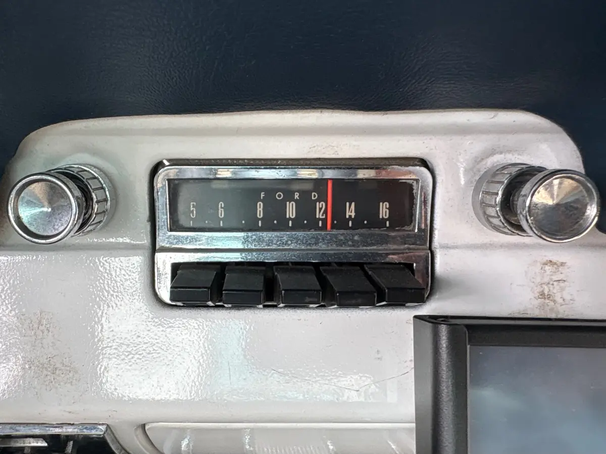 Vehicle photo 43