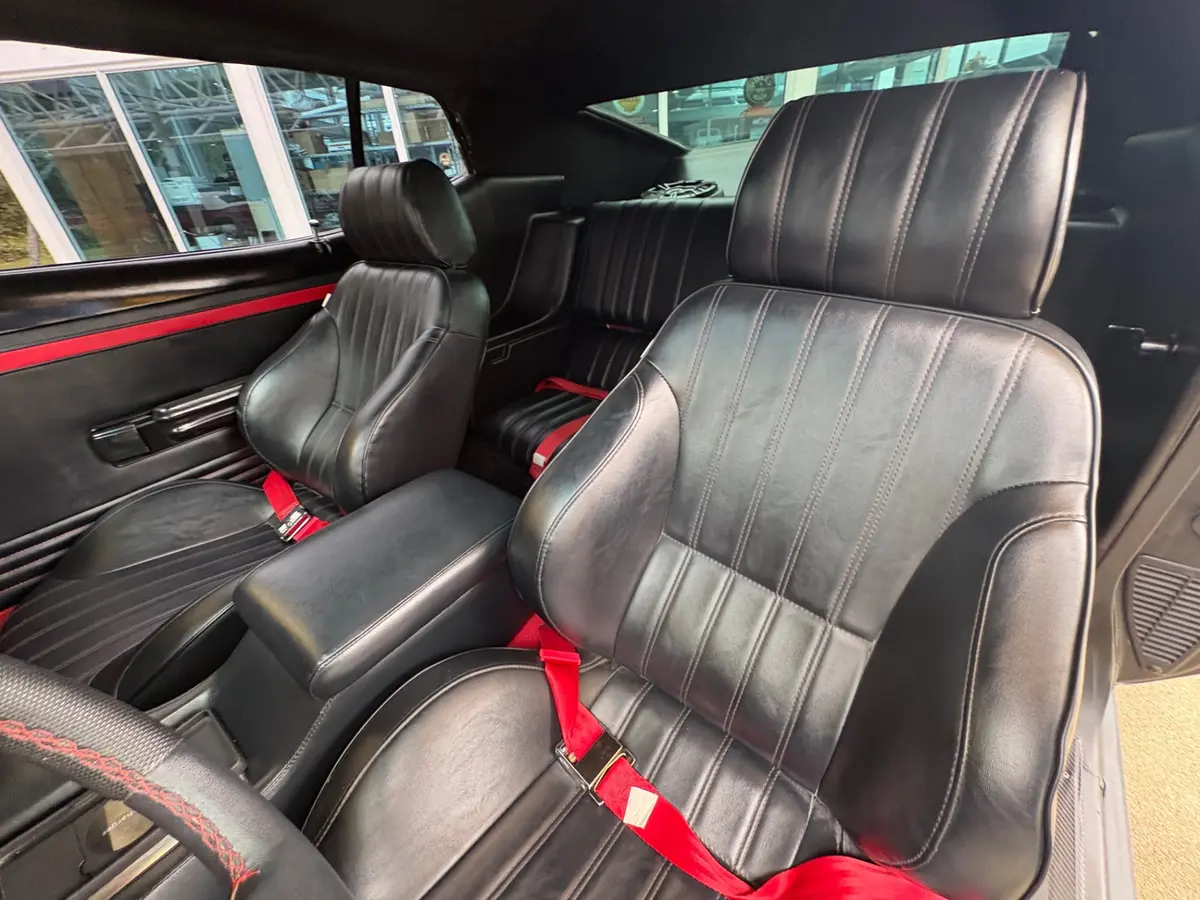 Vehicle photo 32