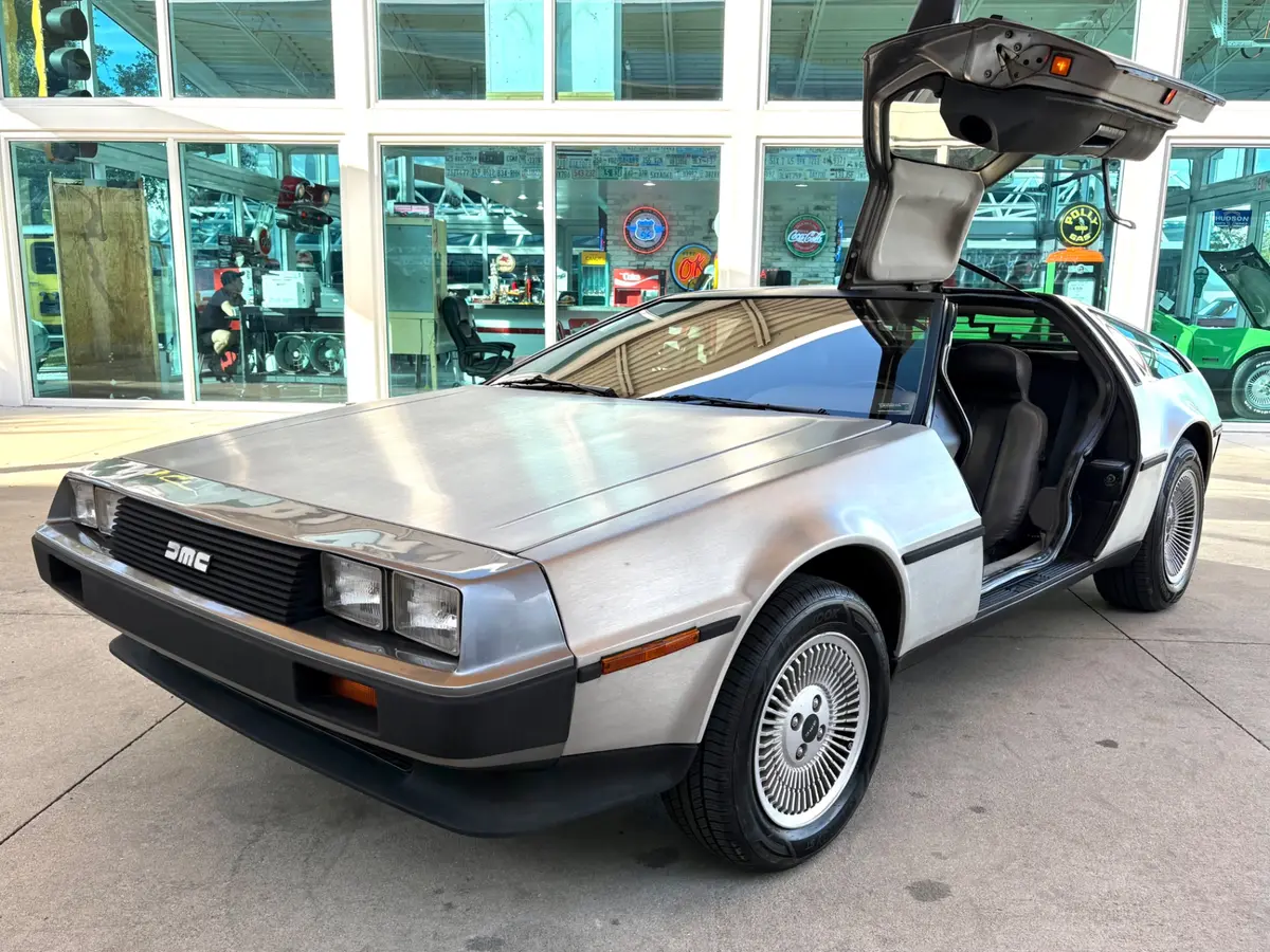 Vehicle photo 24