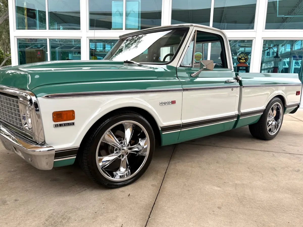 Vehicle photo 13