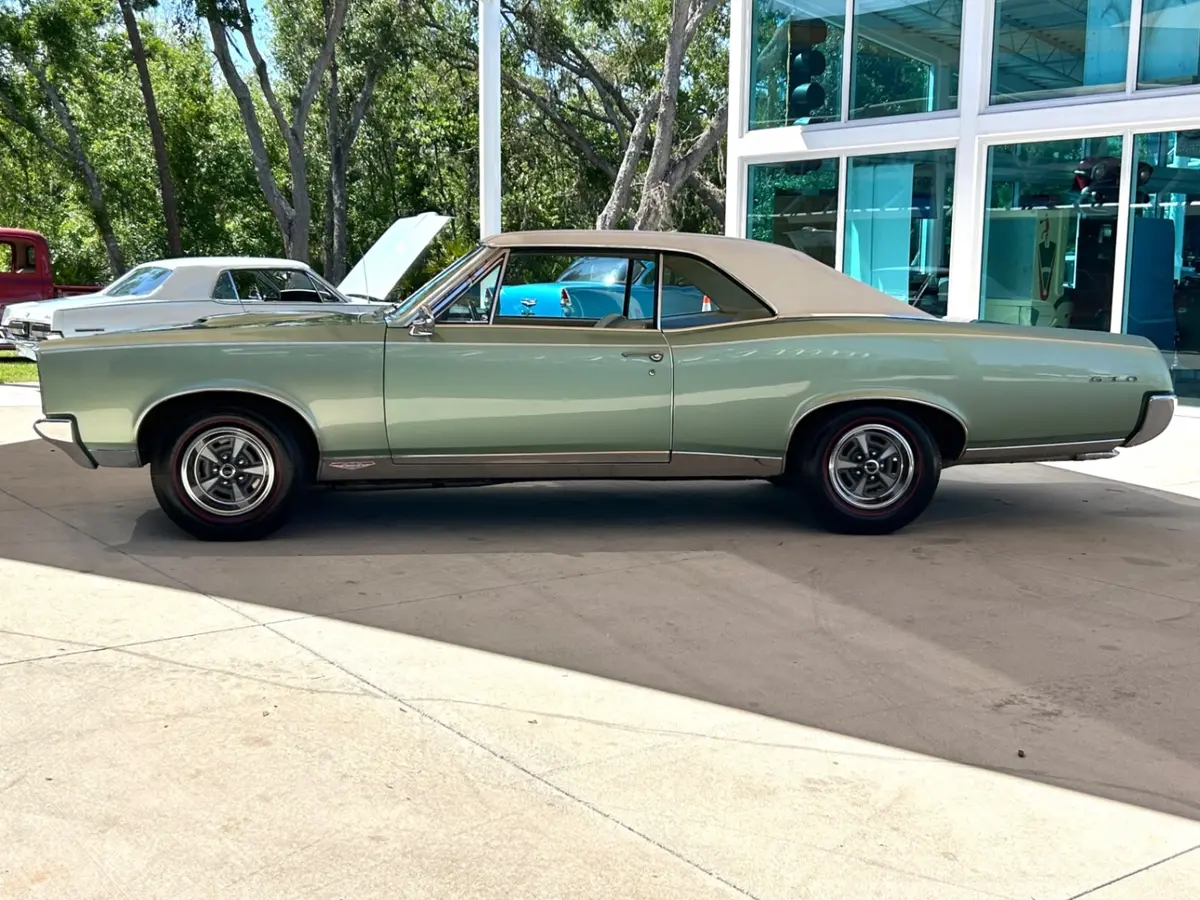 Vehicle photo 8