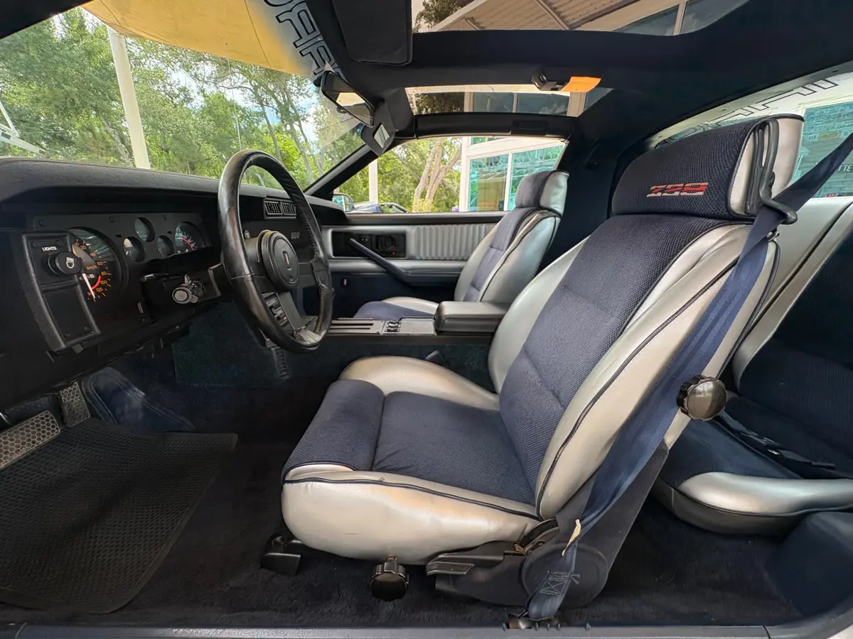 Vehicle photo 37