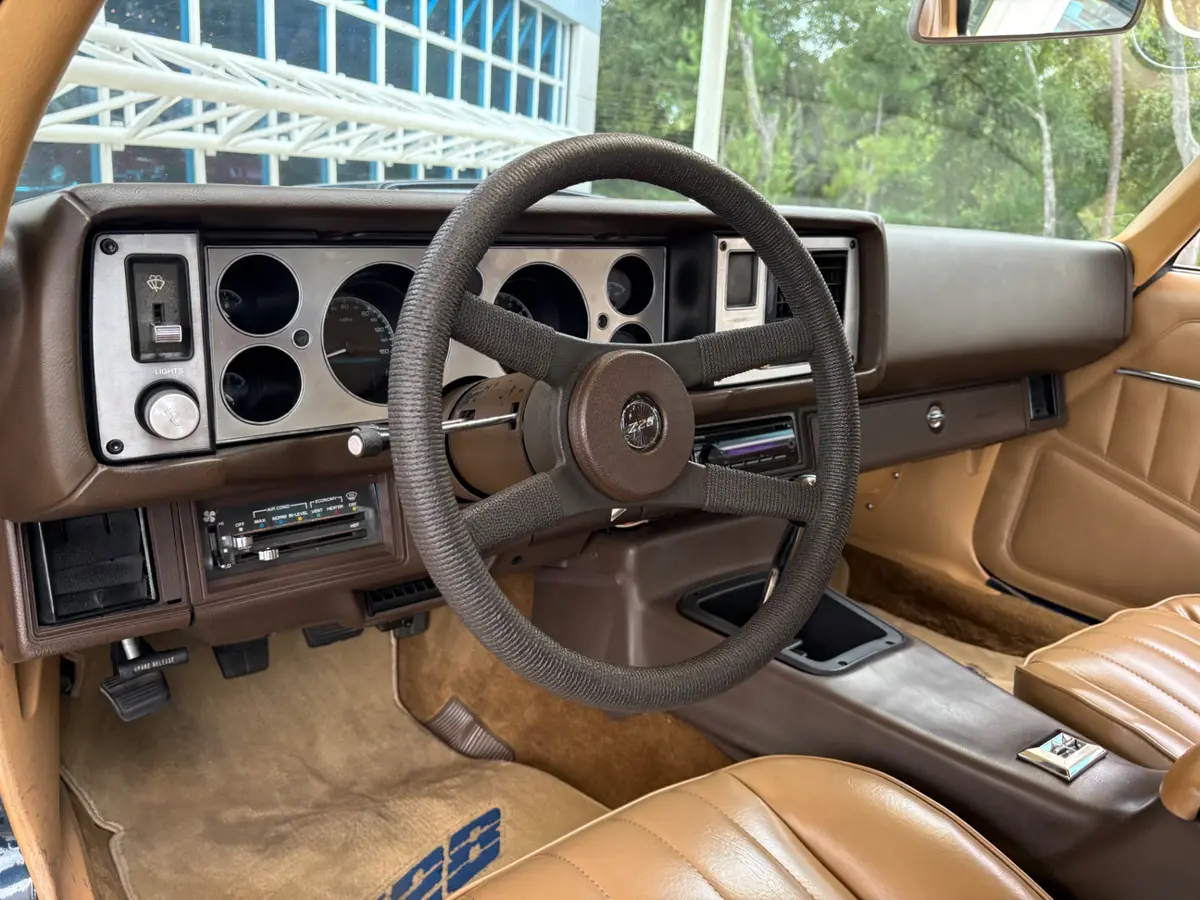 Vehicle photo 33