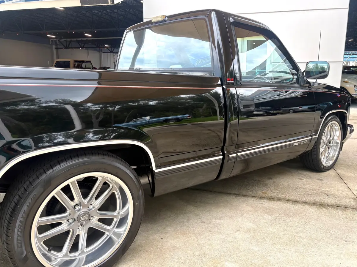 Vehicle photo 17