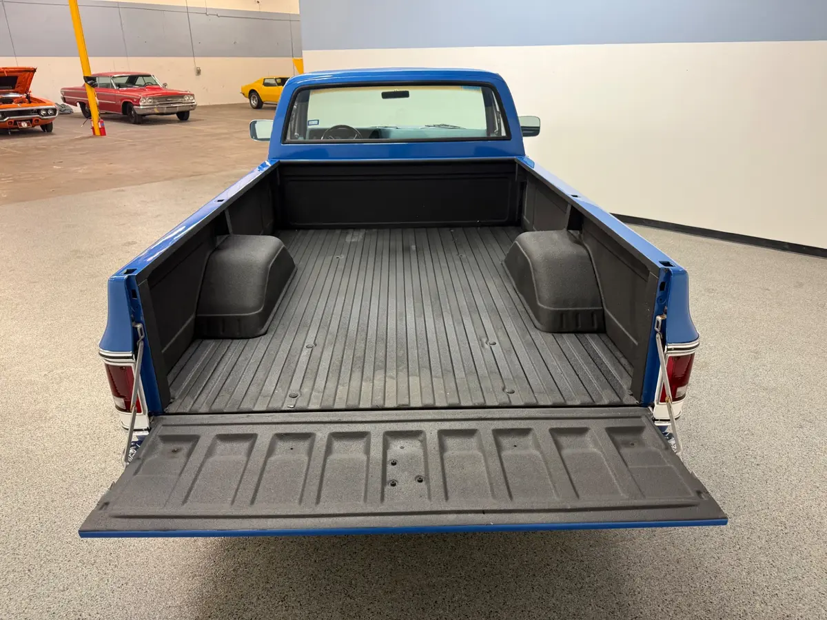 Vehicle photo 28