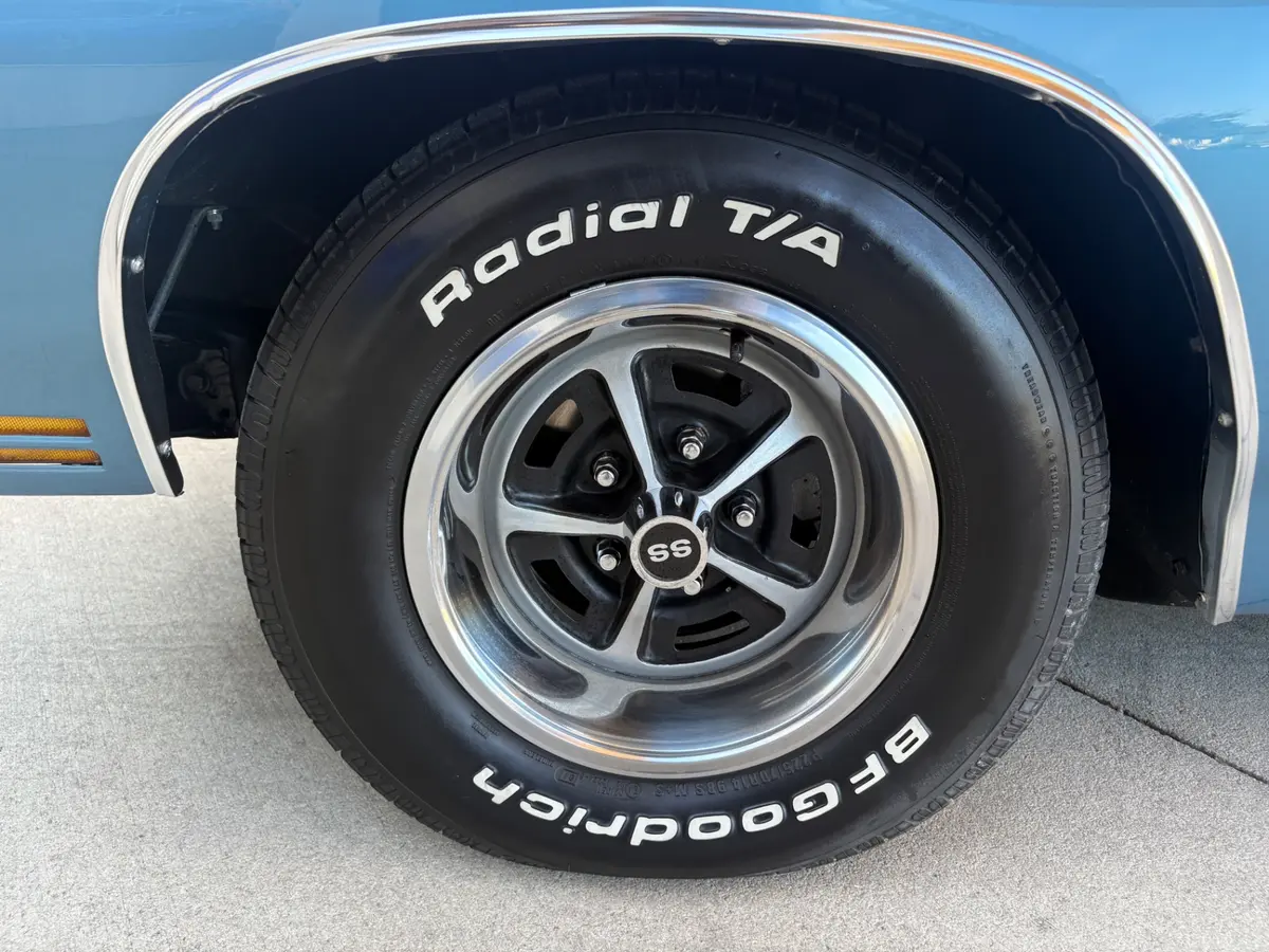 Vehicle photo 33