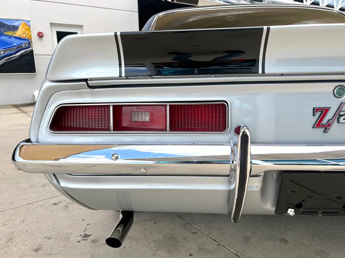 Vehicle photo 23