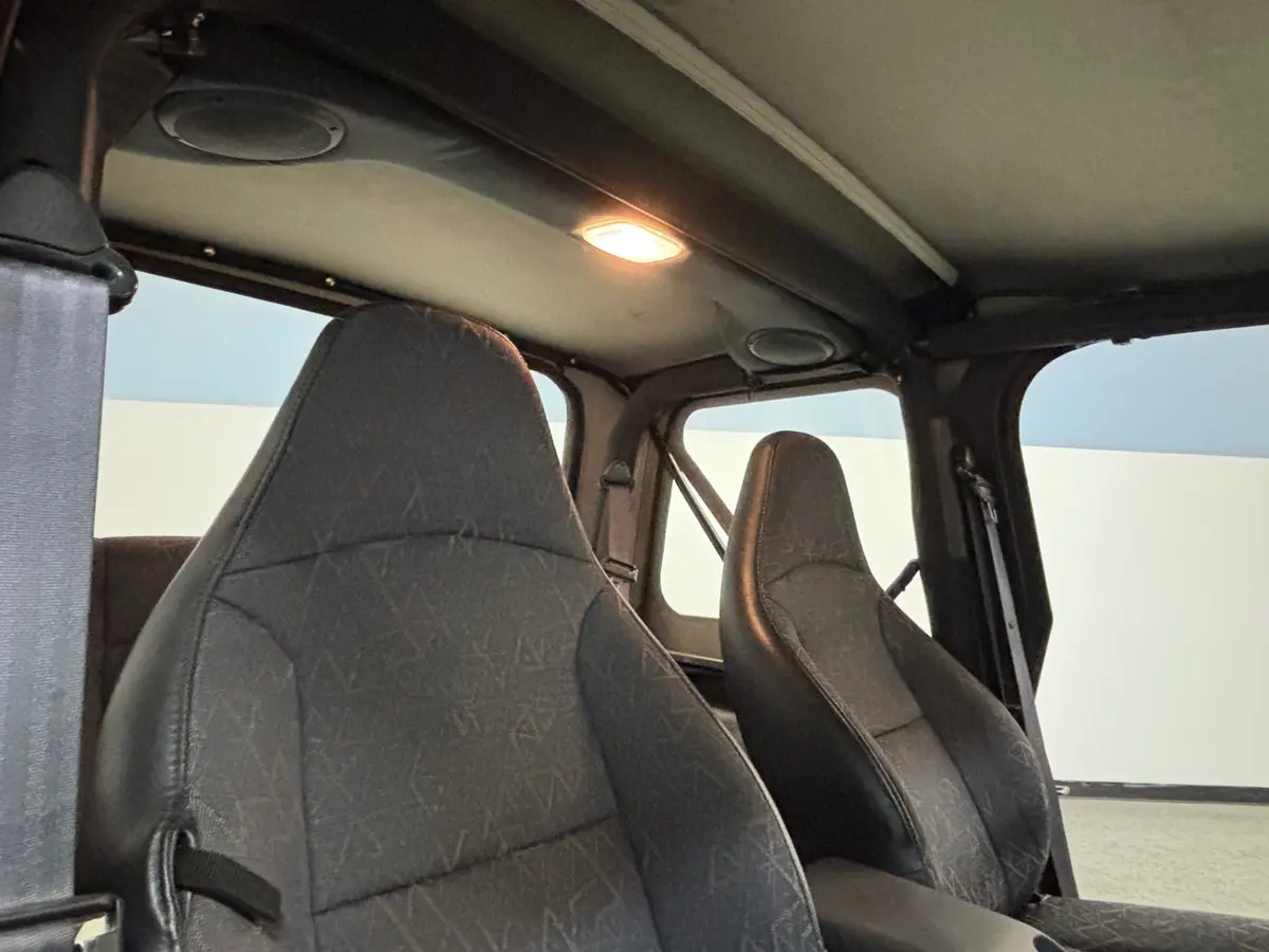 Vehicle photo 30