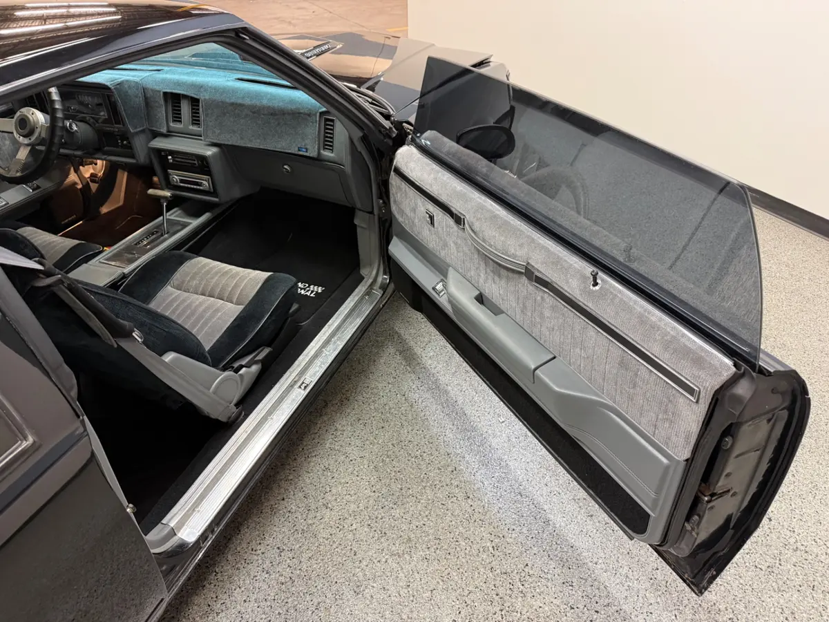 Vehicle photo 28