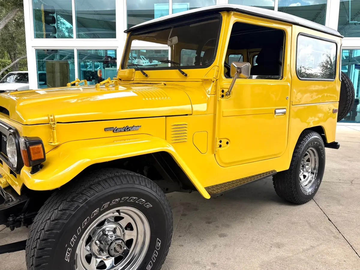 Vehicle photo 12