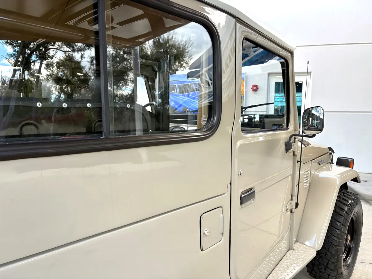 Vehicle photo 16