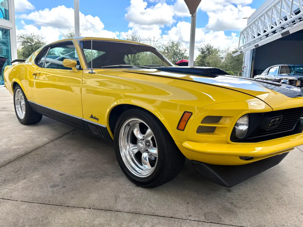 Vehicle photo 19