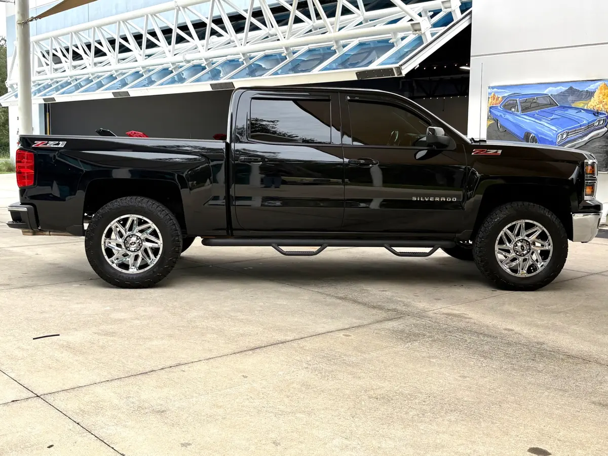 Vehicle photo 5
