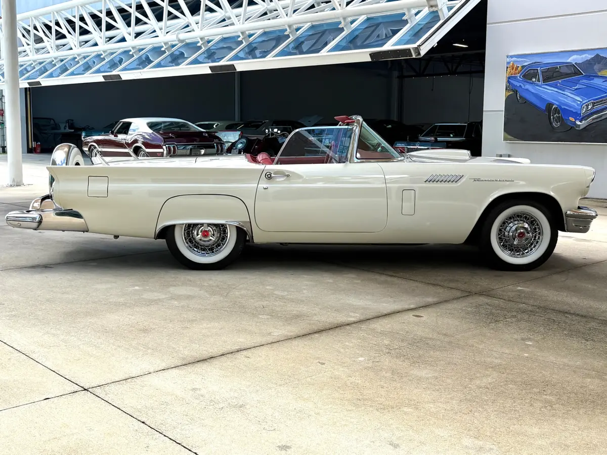 Vehicle photo 5