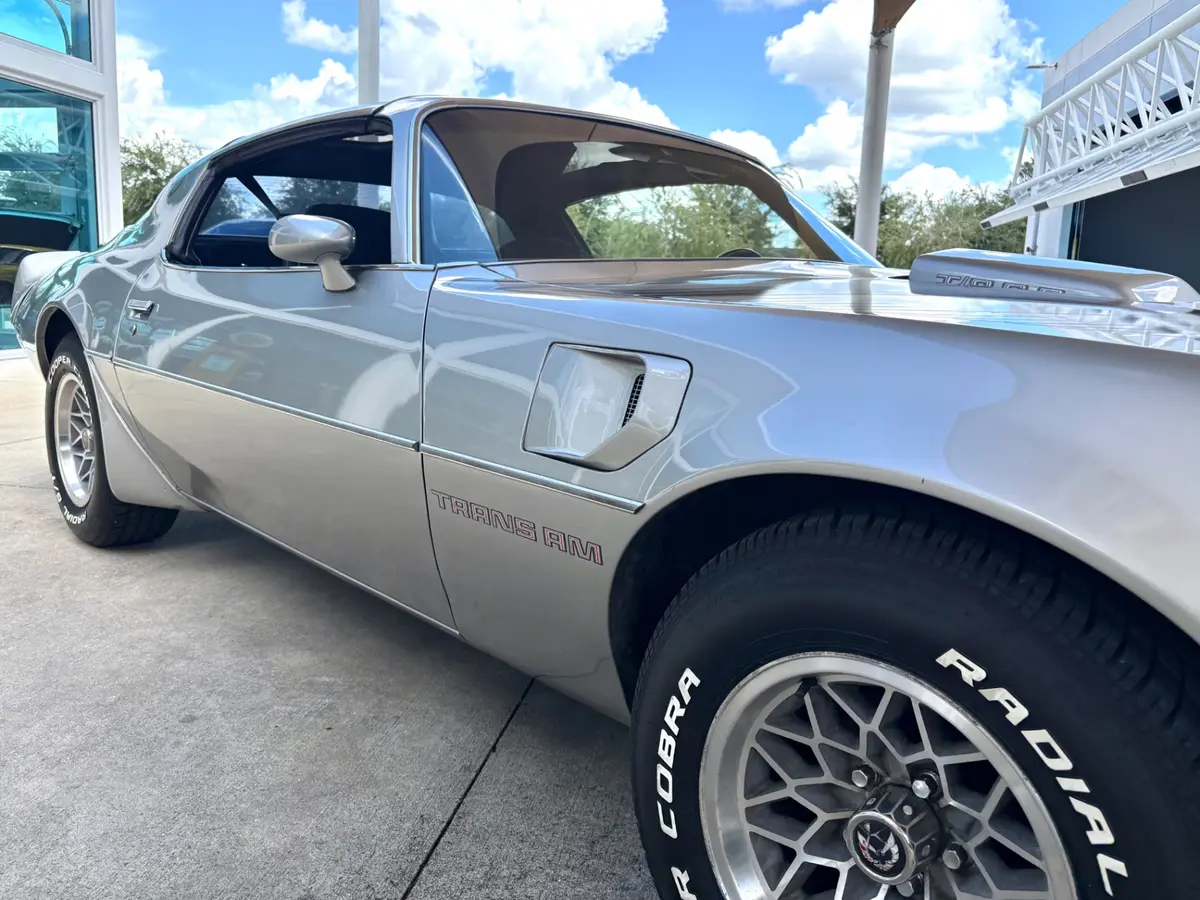 Vehicle photo 18
