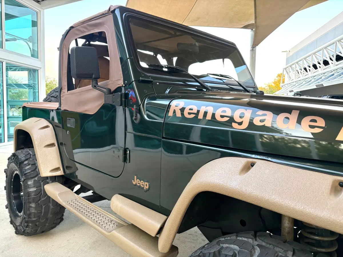 Vehicle photo 17