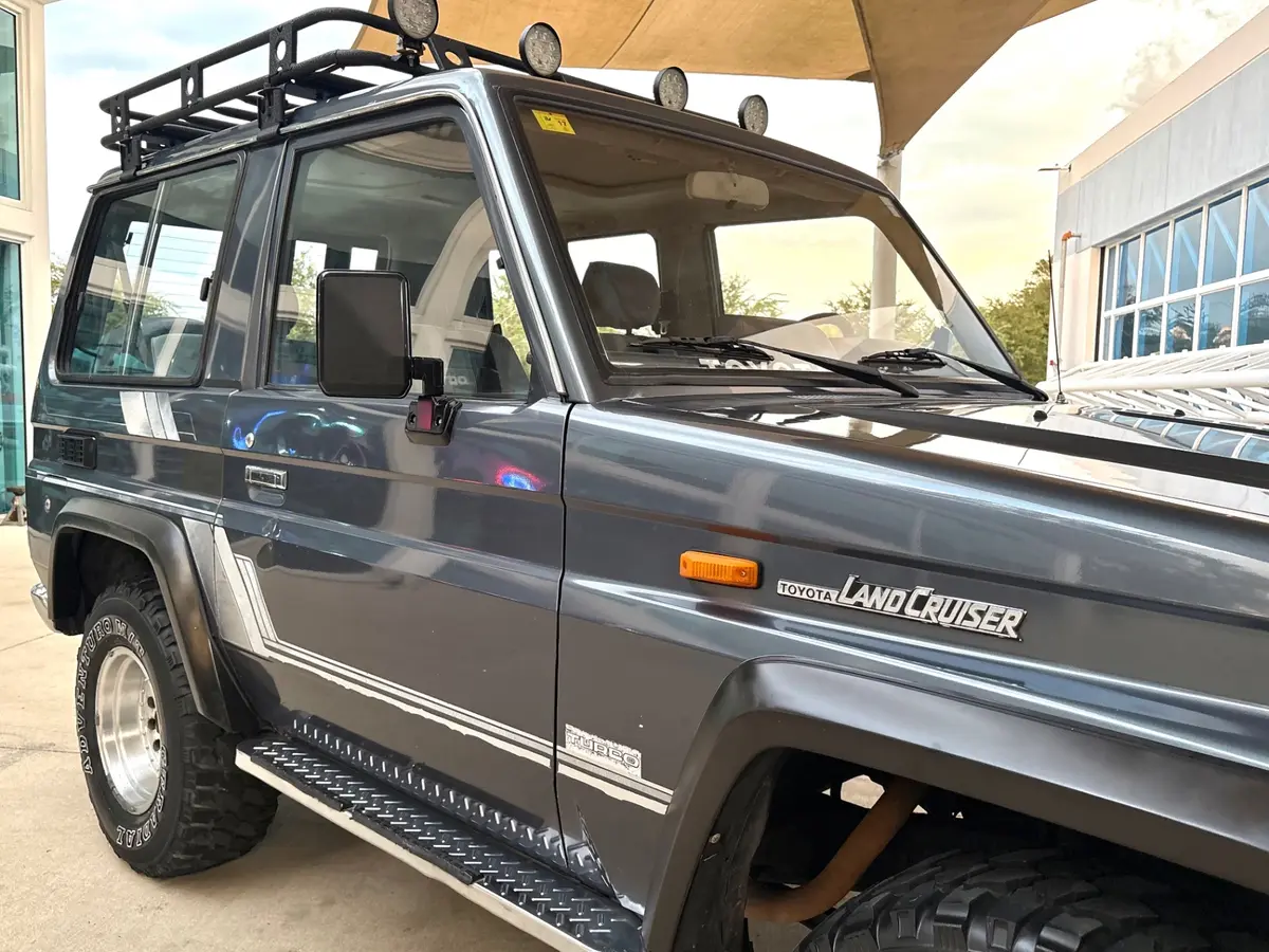 Vehicle photo 18